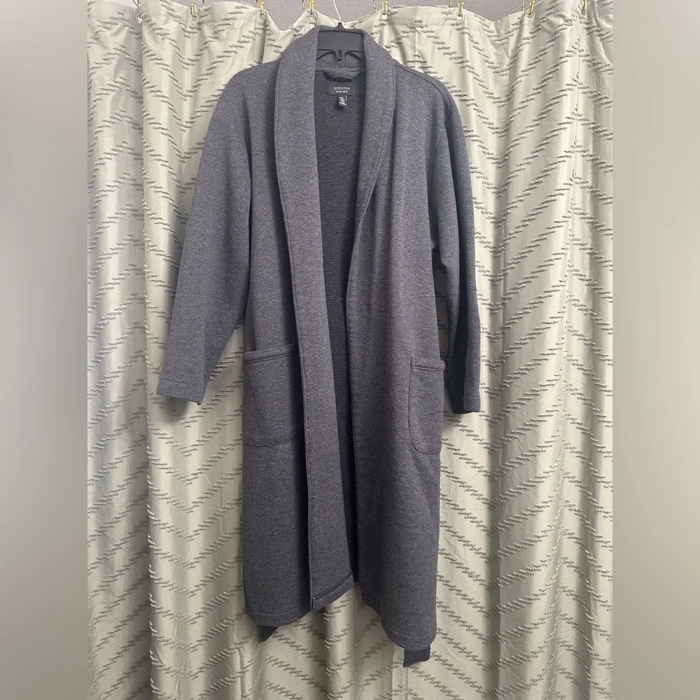 Nordstrom Mens shop robe size M/L
Grey 54% cotton 46% polyester 
Great condition - Picture 2 of 6